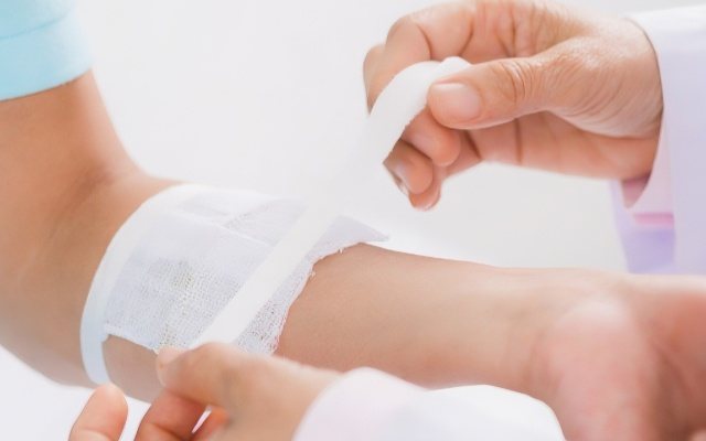 Proceso de curación de heridas y apósitos adecuados
